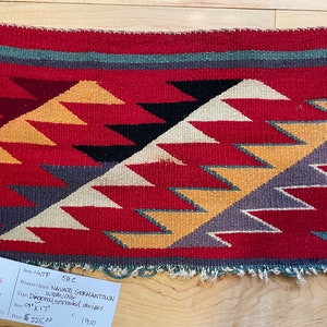 Tkactwo plemienia Navajo Germantown, 1910. Zachwycający zygzak, fantastycznie kolorowy. 23 cm x 43 cm. Bardzo cenny przedmiot kolekcjonerski. WTP58c