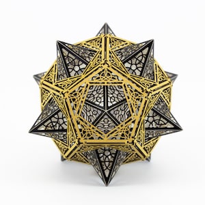 Può includere: Un oggetto geometrico tridimensionale a forma di stella in legno. L'oggetto è nero e oro e presenta un design complesso e intricato.