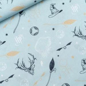 Baumwollstoff Harry Potter Lizenzstoff Stoff 100%  Baumwollle  Magic Items , Monogramm Eisblau ab 50 cm Meterware
