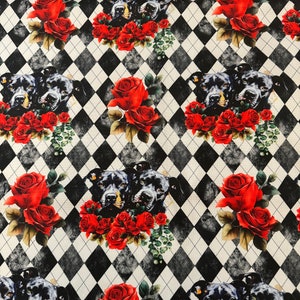 Könnte beinhalten: Schwarz-weiß kariertes Stoffmuster mit einem sich wiederholenden Muster aus zwei schwarzen Hunden mit roten Rosen. Die Hunde schauen den Betrachter an und die Rosen blühen in voller Pracht.