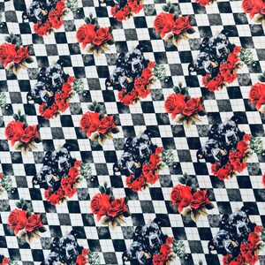 Könnte beinhalten: Schwarz-weiß kariertes Stoff mit einem sich wiederholenden Muster aus schwarzen Hunden und roten Rosen.