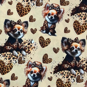 Könnte beinhalten: Ein sich wiederholendes Muster mit Cartoon-Chihuahuas in Leoparden-Outfits und Schleifen, durchsetzt mit Leopardenherzen auf beigem Hintergrund. Die Hunde sind mit detailliertem Fell und Ausdrücken dargestellt, was ein skurriles Design ergibt.