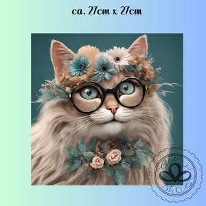 Könnte beinhalten: Eine flauschige, hellbraune Katze mit runden schwarzen Brillen und einer Blumenkrone mit blauen und weißen Blüten. Die Katze trägt auch eine Halskette aus grünen Blättern und rosa Blüten.