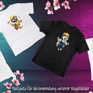 Könnte beinhalten: Eine Sammlung von Artikeln mit einem Cartoon-Hund in einem Bauarbeiter-Outfit. Enthält eine schwarze Tragetasche, weiße und schwarze T-Shirts, ein weißes Kissen und eine cremefarbene Tragetasche. Dekoriert mit rosa Blüten.