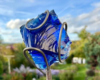 Tuindecoratie van glas en metaal, blauw - roestbruin - voor buiten - balkon - bloemensteker - tuinsteker "Inspiration" Oceaanblauw - ca. 100 cm - veelkleurig
