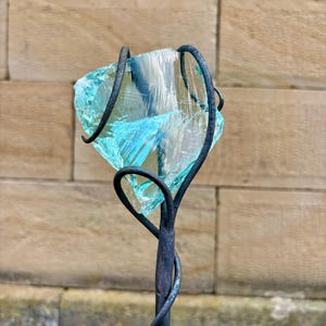 Tuindecoratie van glas en metaal, blauw turkoois - roestbruin - voor buiten - balkon - bloemensteker - tuinsteker "Inspiratie" Hemelsblauw - ca. 100 cm - veelkleurig afbeelding 4