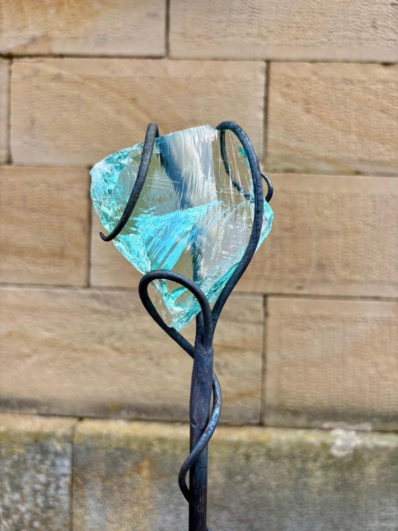 Tuindecoratie van glas en metaal, blauw turkoois - roestbruin - voor buiten - balkon - bloemensteker - tuinsteker "Inspiratie" Hemelsblauw - ca. 100 cm - veelkleurig afbeelding 4