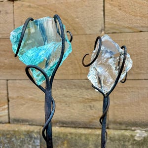Tuindecoratie van glas en metaal, blauw turkoois - roestbruin - voor buiten - balkon - bloemensteker - tuinsteker "Inspiratie" Hemelsblauw - ca. 100 cm - veelkleurig afbeelding 8