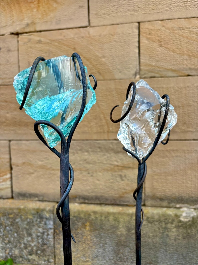 Tuindecoratie van glas en metaal, blauw turkoois - roestbruin - voor buiten - balkon - bloemensteker - tuinsteker "Inspiratie" Hemelsblauw - ca. 100 cm - veelkleurig afbeelding 8