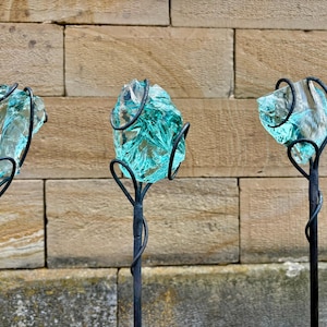 Tuindecoratie van glas en metaal, blauw turkoois - roestbruin - voor buiten - balkon - bloemensteker - tuinsteker "Inspiratie" Hemelsblauw - ca. 100 cm - veelkleurig afbeelding 6