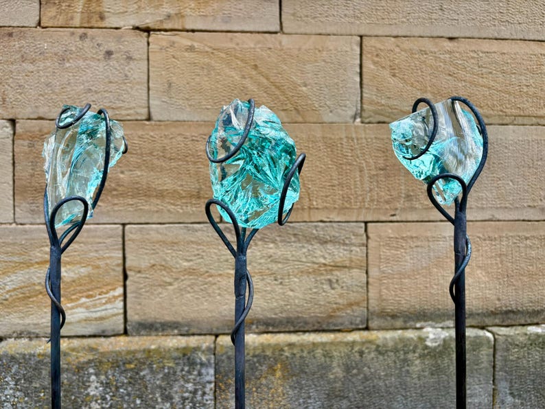 Tuindecoratie van glas en metaal, blauw turkoois - roestbruin - voor buiten - balkon - bloemensteker - tuinsteker "Inspiratie" Hemelsblauw - ca. 100 cm - veelkleurig afbeelding 6