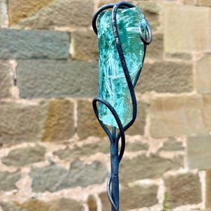 Tuindecoratie van glas en metaal, blauw turkoois - roestbruin - voor buiten - balkon - bloemensteker - tuinsteker "Inspiratie" Hemelsblauw - ca. 100 cm - veelkleurig afbeelding 7