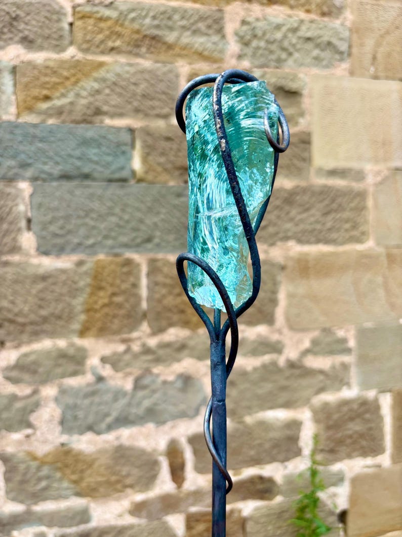 Tuindecoratie van glas en metaal, blauw turkoois - roestbruin - voor buiten - balkon - bloemensteker - tuinsteker "Inspiratie" Hemelsblauw - ca. 100 cm - veelkleurig afbeelding 7