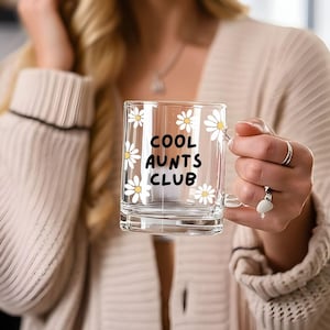 Stilvolle Glastasse mit 300 ml Fassungsvermögen und hochwertigem DTF-Druck, Glastasse cool aunts club
