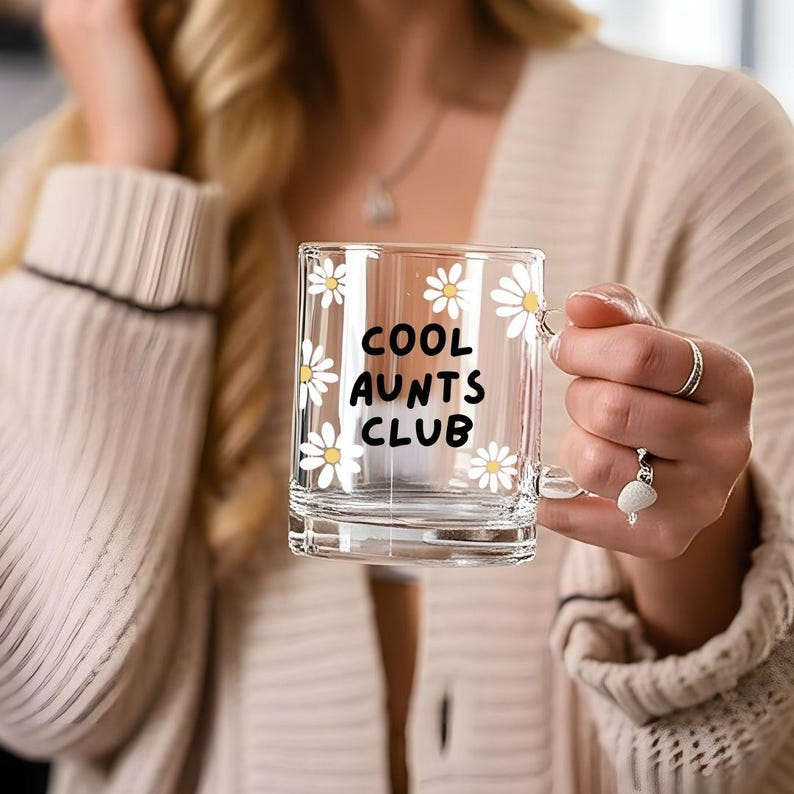 Cool Aunts Club Glastasse mit 300 ml Fassungsvermögen und hochwertigem DTF-Druck