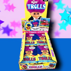 Trolls Russ. FUN collectible cards and stickers !  8 fun cards and 1 sticker per pack. Cards well printed and in a good condition.