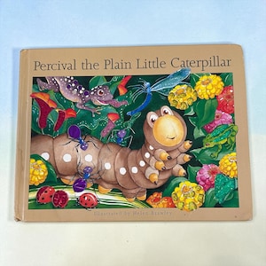 Peut inclure: Couverture de livre pour enfants "Percival the Plain Little Caterpillar". L'illustration colorée présente une chenille, des grenouilles, des fourmis, des coccinelles et une libellule parmi des fleurs et du feuillage. Illustré par Helen Brawley.