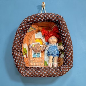 Puede incluir: Un juego de tres cuencos de cerámica apilables en tamaños graduados. Los cuencos presentan un exterior moteado de color crema y un interior marrón oscuro contrastante. El cuenco más grande mide unos 20 cm de diámetro.