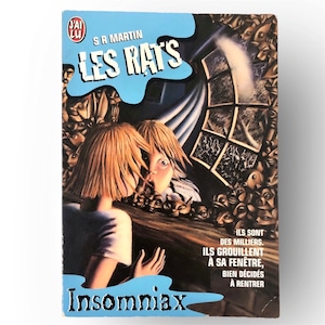 Peut inclure: Couverture du livre "LES RATS" de S.R. Martin. La couverture présente une jeune personne aux cheveux blonds regardant une fenêtre remplie de visages. Le titre est en grandes lettres stylisées, avec le mot "Insomniax" en bas.