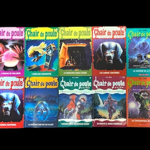 Puede incluir: Una colección de libros franceses de "Chair de Poule" con cubiertas coloridas. Los títulos incluyen "Joelle, L'oiseau de Malheur", "L'Horloge Enchantée" y "Les Chiens Fantômes". Los libros presentan ilustraciones de monstruos y escenas espeluznantes.