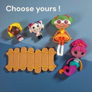 Pode incluir: Uma coleção de bonecas Lalaloopsy coloridas e um brinquedo de cerca de madeira são exibidos em um fundo azul. As bonecas incluem uma sereia, uma boneca com cabelo verde e óculos de sol e duas outras bonecas com roupas exclusivas. O texto "Choose yours!" está presente.