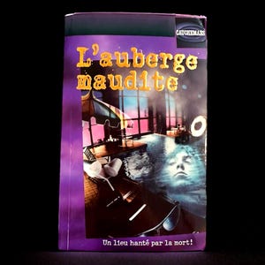 Könnte beinhalten: Buchcover mit dem Titel "L'auberge maudite" in goldfarbenen Buchstaben auf lila Hintergrund. Das Cover zeigt ein surreales Bild eines Pools mit einem Gesicht im Wasser und dem Text "Un lieu hanté par la mort!"