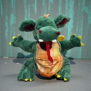 Dragão de pelúcia Ganz Fantasy Friends, 20 cm. Pelúcia vintage verde e laranja para colecionar, com asas holográficas.