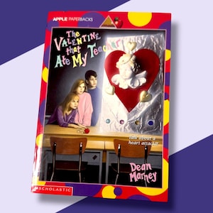 Puede incluir: Un libro de bolsillo titulado "The Valentine that Ate My Teacher" con una portada que presenta a tres niños y una decoración en forma de corazón. El libro forma parte de la serie Apple Paperbacks y está publicado por Scholastic.