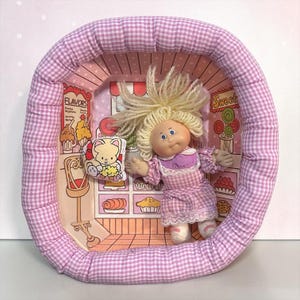 Muñeca Coleco Cabbage Patch Mini Pin Up Vintage 1983 - Tienda de fuente de sodas, artículo usado, buen estado general.