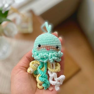 Handgemaakte gehaakte kwal autospiegel bedel – katoenen amigurumi octopus hangend ornament – schattig achteruitkijkspiegelaccessoire