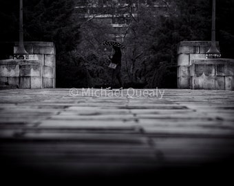 Mystic Bridge - Eenzame wandeling in de regen, aangrijpende zwart-wit stadsfotografie, sfeervol stadsbeeld met paraplu