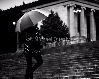 Regenachtige Rendezvous - elegante monochrome parapluprint, eenzame silhouetfotografie, dramatische zwart-witte trapkunst