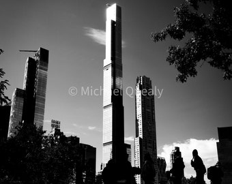 Skyward Silhouettes - Opvallende zwart-witte skylineprint, stadsgezicht met figuren, stedelijke landschapsfotografie