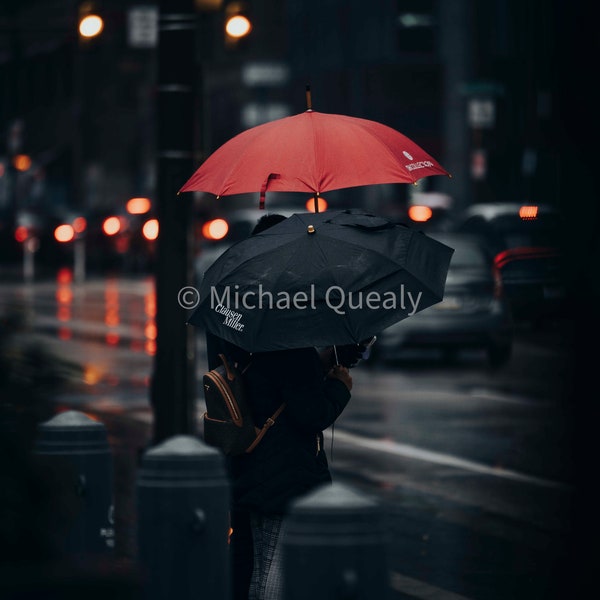 Eenzaamheid op een regenachtige dag - Aangrijpend straatbeeld in Philadelphia met rode paraplu, beeldende kunstfotografie