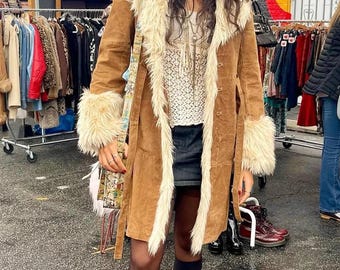 Brauner Damen-Wildleder Penny Lane Mantel handgemacht mit afghanischem Shearling Fell langer 70s Boho Toscana Wolle Wintermantel Geschenke