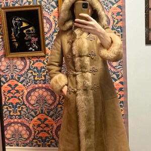 Vintage 70s Penny Lane Bruine Damesjas, Afghaanse Suède Leren Bontjas, Handgemaakte Lange Shearling Trench Capuchonjas