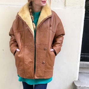 レディース ブラウン シアリング シープスキン コート、オーバーサイズ レザー ジャケット、ハンドメイド 冬用アウター、暖かいファー裏地付き ヴィンテージ スタイル 彼女へのギフト