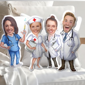 Puede incluir: Un conjunto de almohadas de felpa con forma de profesionales médicos. Las almohadas representan a un médico, una enfermera con un portapapeles, una enfermera con una jeringa y un médico con un estetoscopio. Las almohadas tienen caras de dibujos animados.