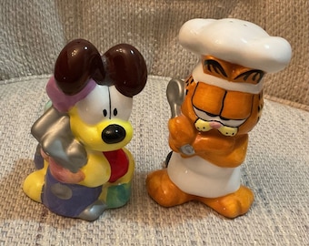 Vintage Garfield and Odie Salt and Pepper Shaker Set in Original Box