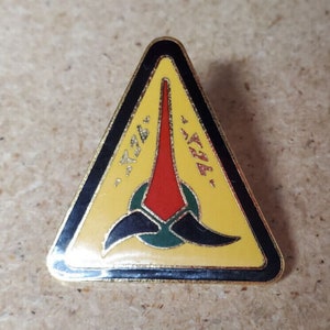 Vintage 1990s Star Trek Klingon Battle Craft 1.5&quot; Cloisonne Pin (153)