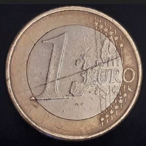 Puede incluir: Una moneda de un euro de plata con el mapa de la Unión Europea y la palabra "EURO" inscrita en el reverso.