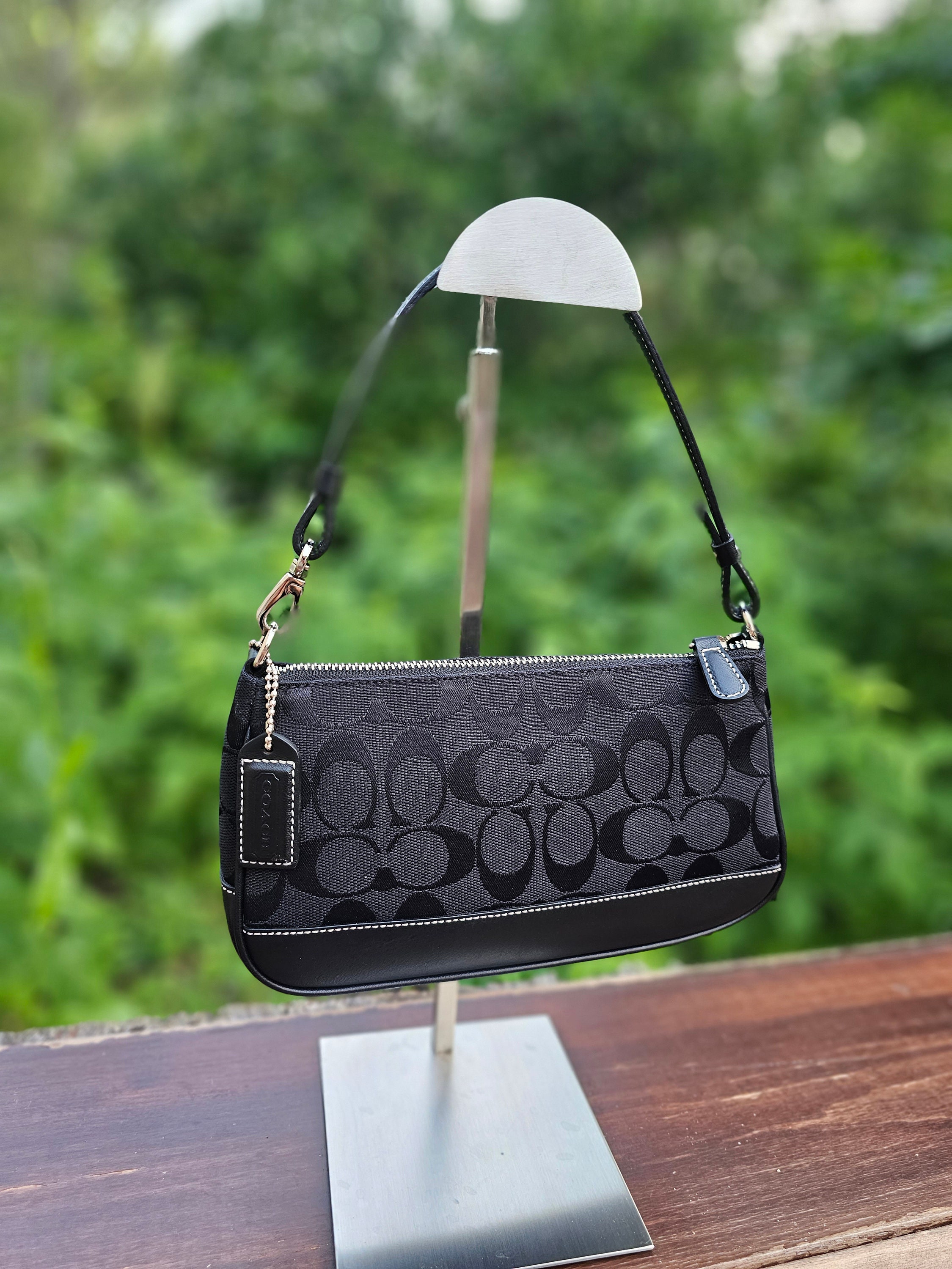 バッグ Coach Signature Accessory Pouch Green Coach Signature Accessory Pouch Green - メルカリ