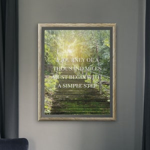 Cartel de bosque motivacional / Cita de 'Un viaje de mil millas' / Escalones de piedra y luz solar / Impresión de arte de pared inspiradora