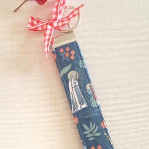 Llavero de pulsera con flores azules, llavero de pulsera, regalo católico para ella, regalo de auto nuevo, Nuestra Señora de Lourdes