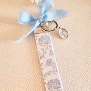Llavero de pulsera con flores azules, llavero de pulsera, regalo católico para ella, regalo de auto nuevo, Nuestra Señora de Fátima, regalo de dama de honor, regalo para mamá
