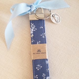 Llavero de pulsera con flores azules, llavero de pulsera, regalo católico para ella, regalo de auto nuevo, Nuestra Señora de Fátima, regalo de dama de honor, regalo para mamá