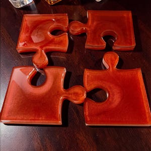 Puede incluir: Una tabla de cortar de madera hecha a mano con un acabado natural. La tabla rectangular tiene un canal para jugos y un asa. Dimensiones: aproximadamente 45 cm de largo, 30 cm de ancho y 2,5 cm de grosor.