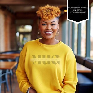 Sudadera amarilla, maquetas de suéter de otoño, modelo femenino negro, maquetas diversas, modelos diversos, modelo afroamericano