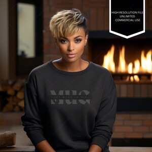 Sudadera negra Gildan 18000, maquetas Gildan 18000, modelo femenino negro, maquetas diversas, modelos diversos, modelo afroamericano