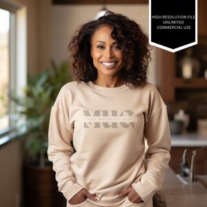 Sudadera Gildan 18000 Sand, maquetas Gildan 18000, modelo femenino negro, maquetas diversas, modelos diversos, modelo afroamericano